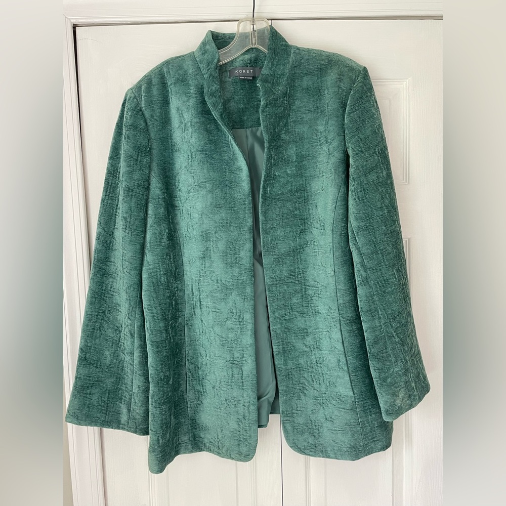 Green blazer in crushed velvet fabric. Size medium.